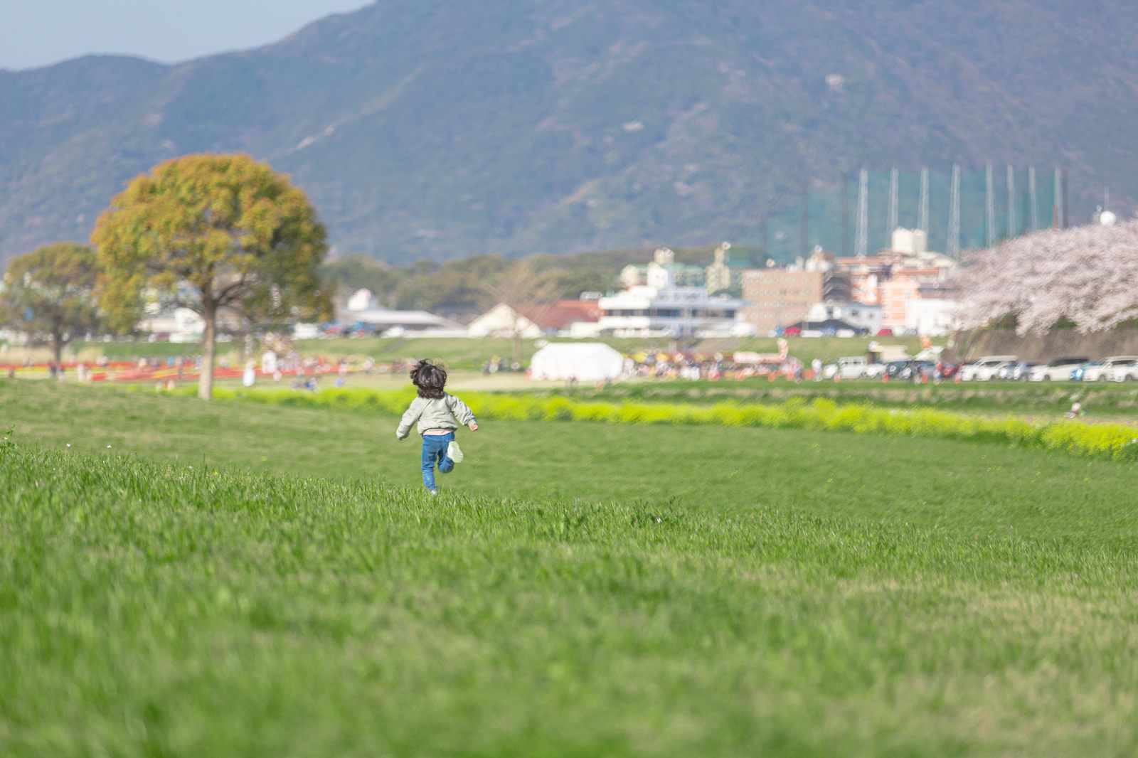 園庭で遊ぶ子供たち